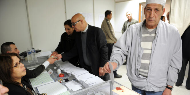 Des Algériens résidant en France votent, le 8 mai à Bobigny, pour les législatives algériennes.