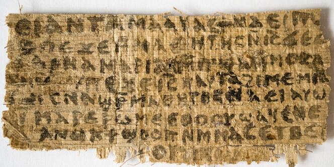 Photo du morceau d'un papyrus inconnu écrit en ancien copte, sur lequel est écrit, notamment : 