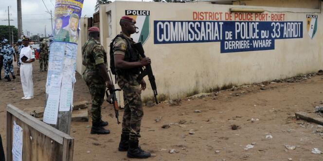 Sept personnes ont été tuées dans des attaques visant les forces de sécurité à Abidjan et à la frontière avec le Ghana.