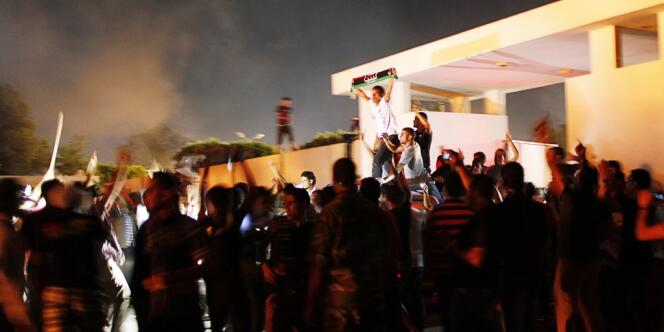Des manifestants après la prise du QG d'Ansar Al-Charia à Benghazi, dans la nuit du vendredi 21 au samedi 22 septembre.
