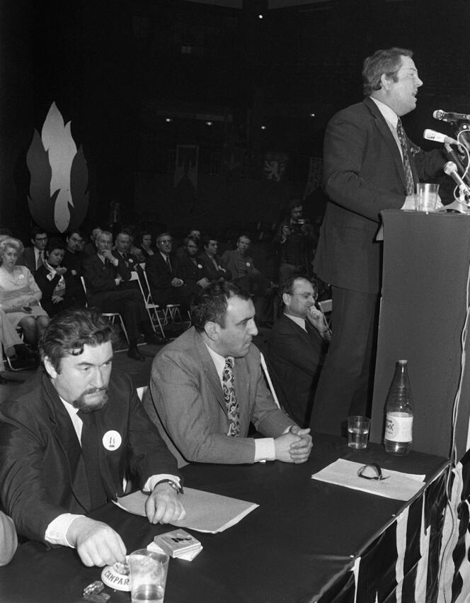 Jean-Marie Le Pen lors d'un discours le 18 janvier 1973 à Paris, en présence de François Brigneau et de Roger Holeindre, quelques mois après la fondation du parti, en septembre 1972.