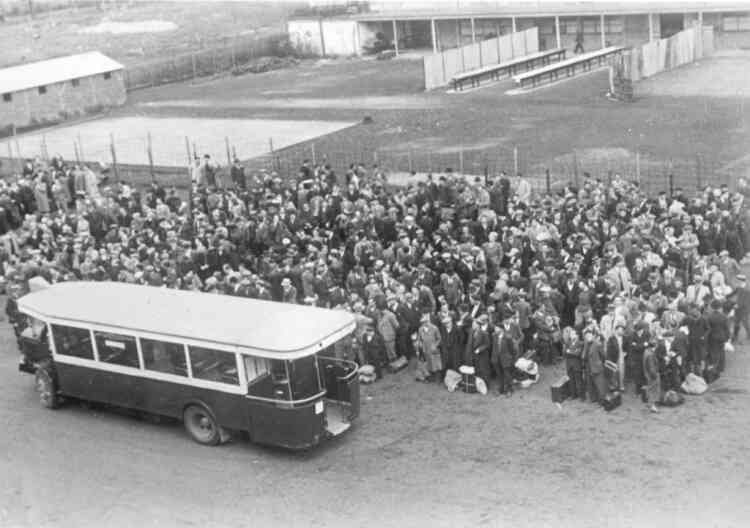 L'arrivée des premiers internés juifs dans le camp de Drancy, le 20 août 1941. 