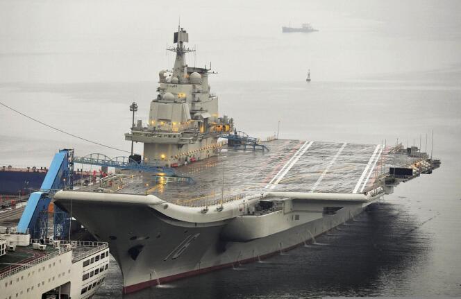 Le premier porte-avions chinois, le « Liaoning », dans le port de Dalian, le 22 septembre 2012.