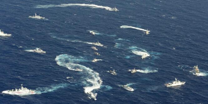 Cette vue aérienne montre la présence de navire de gardes-côtes japonais, de marins taïwanais et de gardes-côtes taïwanais dans les eaux japonaises proches des îles Senkaku.