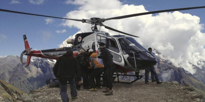 L'hélicoptère de secours a cessé ses recherches lundi 24 septembre. Une équipe de sherpas, munie de pelles à neige, de piolets et de bâtons en bambou, a pourtant repris les recherches mardi.