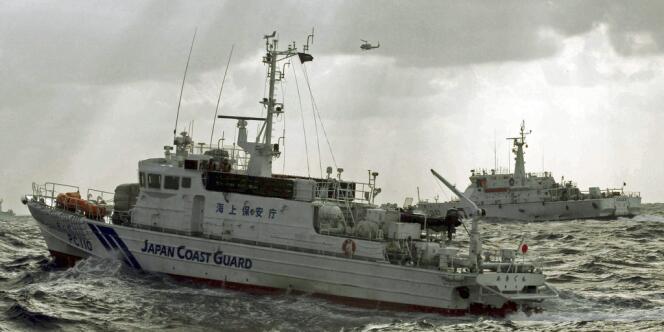 Un garde-côte japonais s'approche d'un navire taïwanais près des îles Senkaku (Diaoyu en chinois) le 25 septembre.