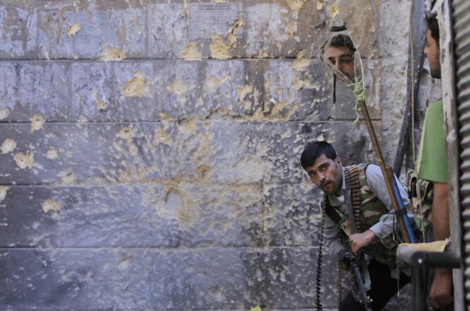 Des membres de l'Armée syrienne libre observent les troupes loyales à Bachar Al-Assad, le 24 septembre 2012, à Alep.