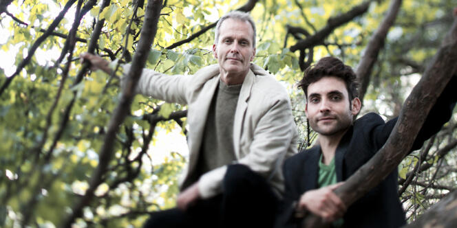 Pascal Cribier (à gauche) et Marc Jeanson dans les branches d'un 