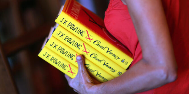 Le roman de J.K. Rowling arrive dans les librairies françaises au prix de 24 euros : en version numérique, il coûte 15,90 euros.