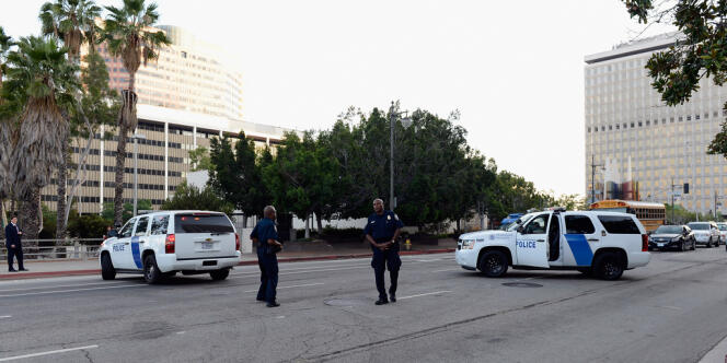 Des policiers du département de la sécurité intérieure attendent le transfert de Nakoula Basseley Nakoula, à proximité du palais de justice de Los Angeles, le 27 septembre 2012.
