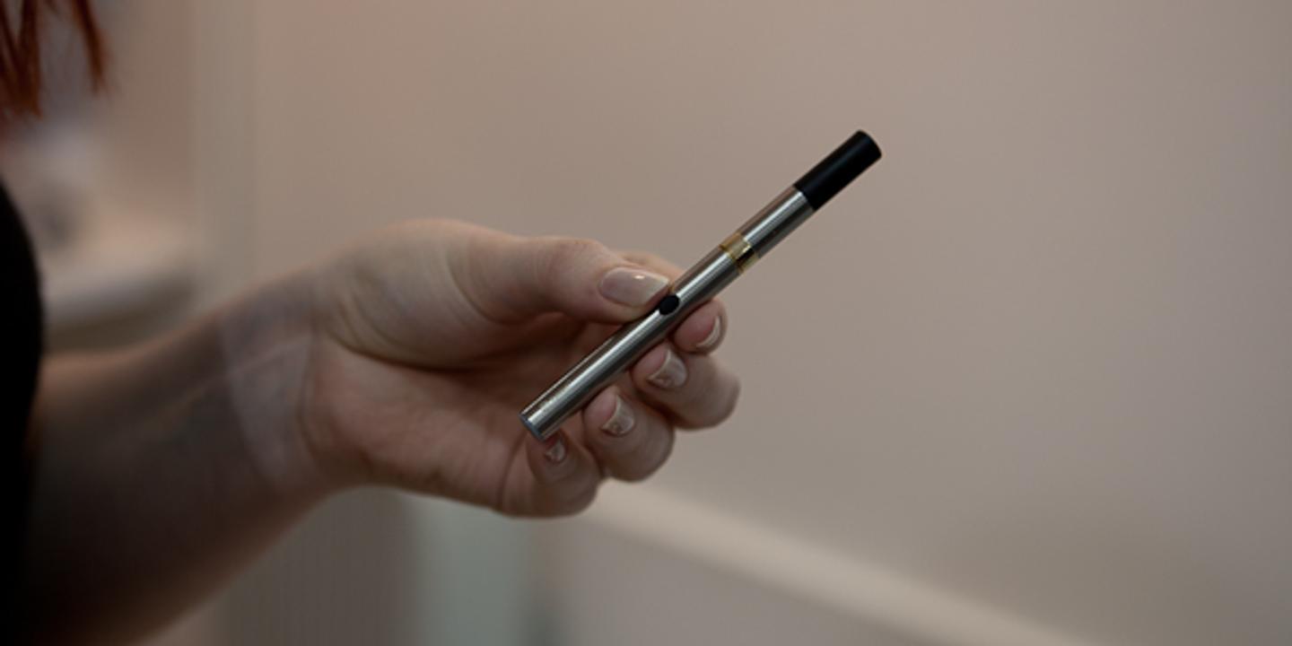 elfbar nachfüll pod läuft aus L'Anses alerte sur des risques cardiovasculaires, respiratoires et  cancérogènes, y compris avec les produits sans nicotine. Très prisée chez  les adolescents, et par des millions de Français, les risques liés à la main image 0