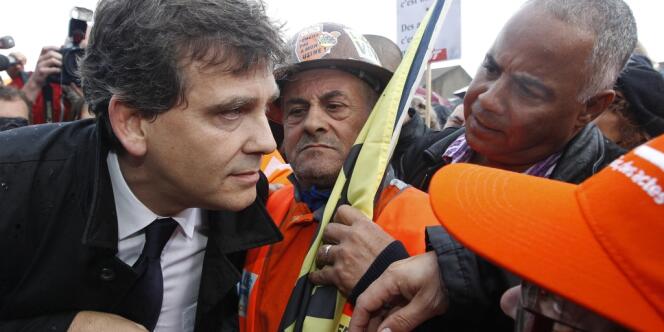 Le ministre du redressement productif, Arnaud Montebourg, avec les ouvriers d'ArcelorMittal, à Florange, jeudi 27 septembre.