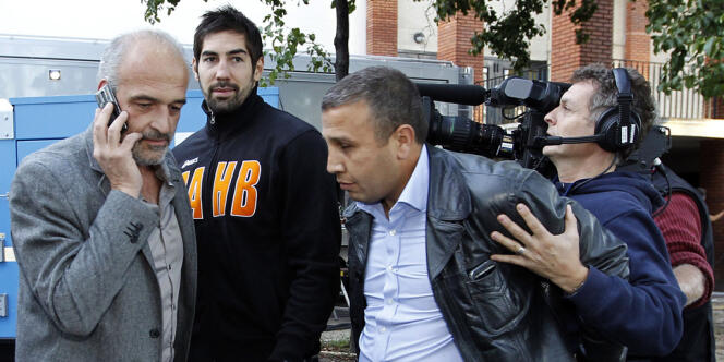 Nikola Karabatic escorté par la police dimanche après le match contre le PSG au stade Pierre-de-Coubertin à Paris.