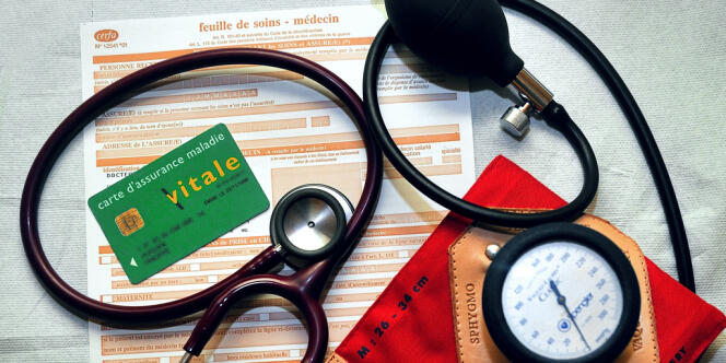 Une feuille de soins, une Carte d'assurance maladie Vitale, un stétoscope et un tensiomètre, dans un cabinet médical. 