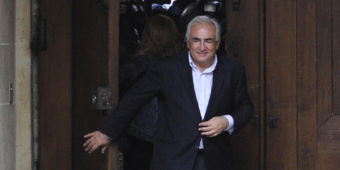 Dominique Strauss-Kahn arrive à son domicile de la place des Vosges, à Paris, le 2 octobre.