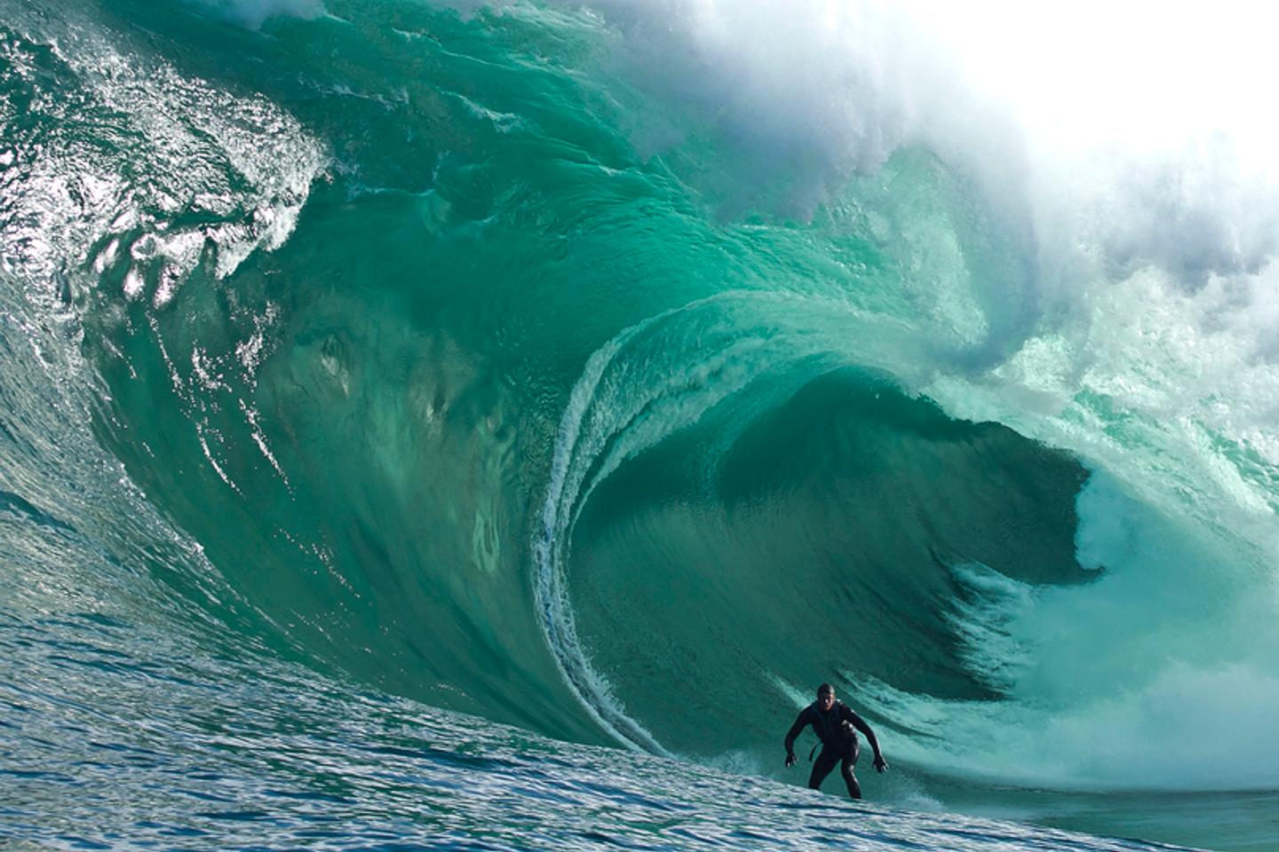 Le surf dans le creux de la vague