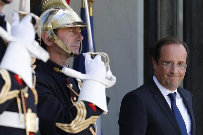 François Hollande devant le palais de l'Elysée, le 4 octobre.