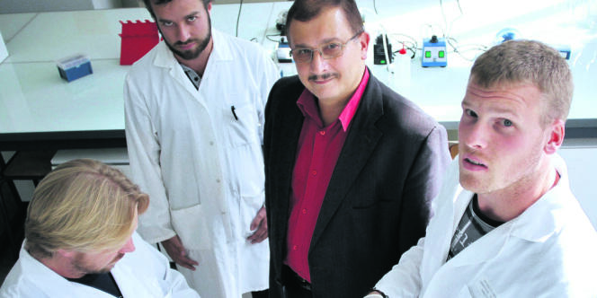 Le biologiste Gilles-Eric Séralini (au centre), dans son laboratoire, à Caen, en septembre 2012.