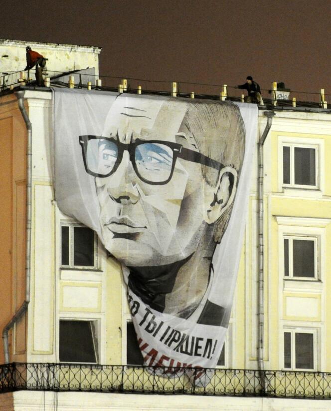 Des militants pro-Poutine déploient un portrait géant du président russe devant le Kremlin, à l'occasion du 60e anniversaire de Vladimir Poutine, dimanche 7 octobre.