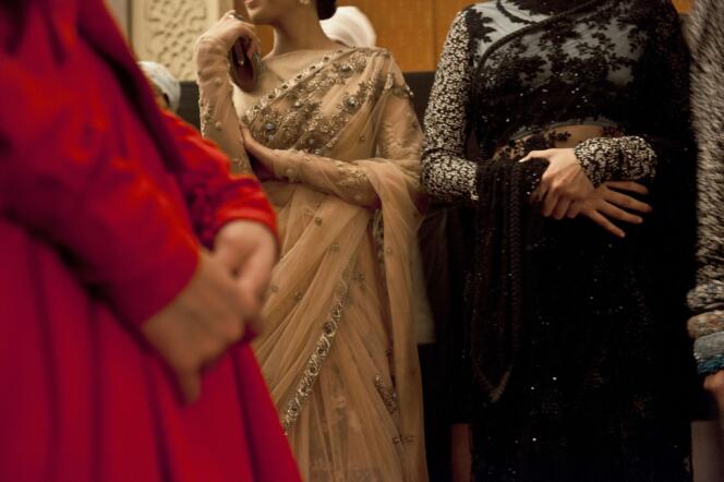 Sans toucher à la silhouette traditionnelle du vêtement, Sabyasachi Mukherjee réinvente le sari à l'aide de matières originales.