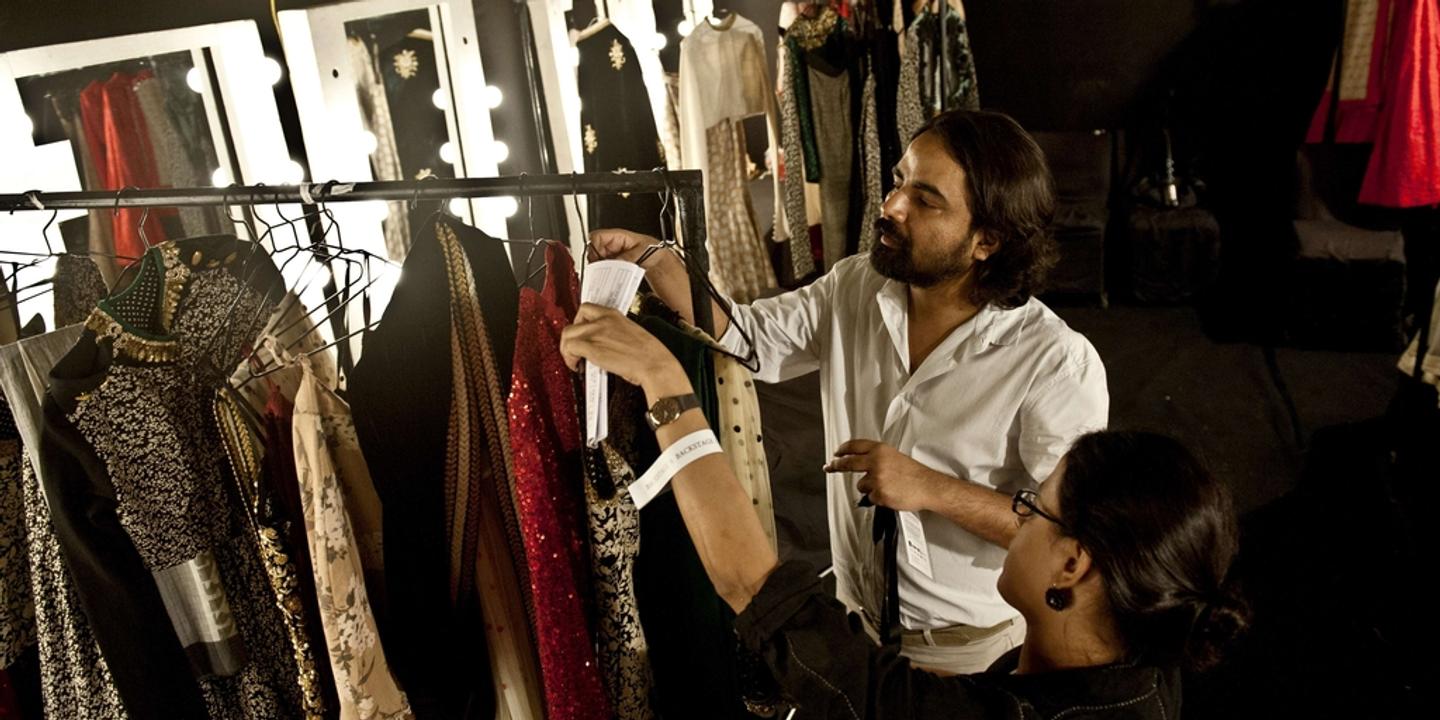 Indienne filmé entrain de s'habiller Indienne filmé entrain de s'habiller
