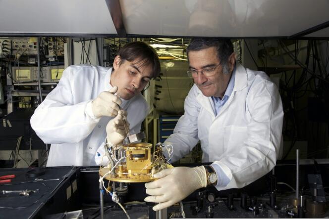 Serge Haroche, prix Nobel de physique 2012, et son collaborateur Igor Dotsenko examinant une cavité 