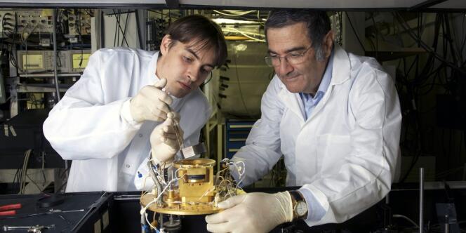Serge Haroche, prix Nobel de physique 2012, et son collaborateur Igor Dotsenko examinant une cavité 