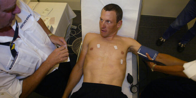 Lance Armstrong, ici lors du contrôle médical règlementaire avant le départ du Tour 2003, a bénéficié d'un traitement de faveur, ce qui explique la lenteur de la procédure de l'Usada. 