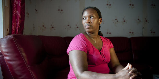 Chantal Nsamirizi, chez elle, à Huisseau-sur-Cosson (Loir-et-Cher), le 12 octobre 2012. Son calvaire d'esclave moderne vient juste d'être reconnu par la cour européenne des droits de l'homme, après plus de douze années de procédure.