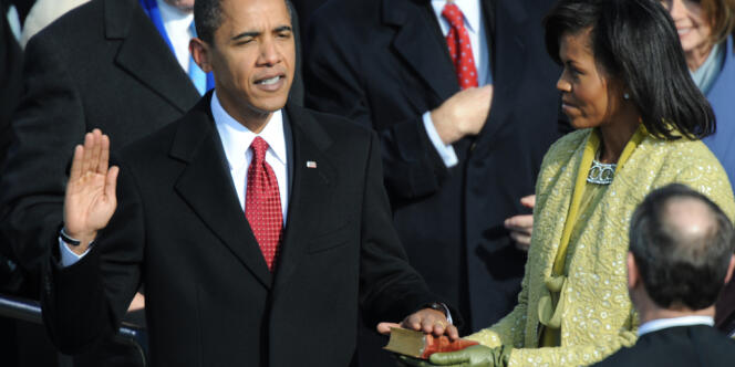 Barack Obama prête serment sur la Bible, le 20 janvier 2009.