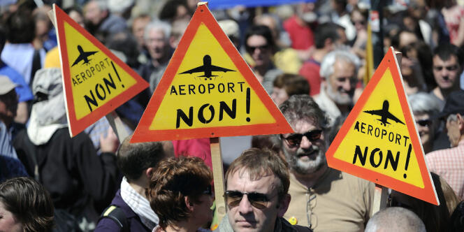 Des manifestants se dirigent vers la tente des grévistes de la faim qui protestent contre les expropriations des terres pour le projet de futur aéroport de Notre-Dame-des-Landes, lors d'un rassemblement en mai à Nantes. 