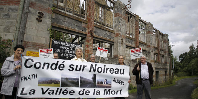 Des membres de l'association Aldeva en juin 2012 militent pour la reconnaissance de l'exposition à l'amiante de l'usine de Condé-sur-Noireau.