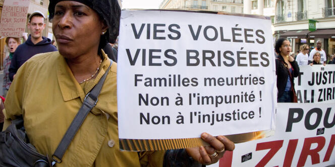 Marche de « commémoration nationale des victimes de la police » en 2012 rassemblant le collectif Vies volées, dont le comité Ali Ziri est membre, en mars à Paris.