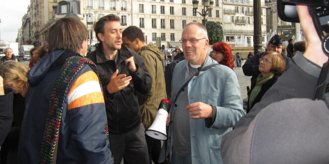 Le metteur en scène Joël Pommerat et le directeur du théâtre Paris-Villette, Patrick Gufflet, lors de la manifestation de soutien au théâtre, à Paris, le 16 octobre 2012.
