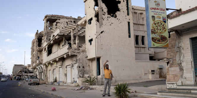 Dans le secteur 2 à Syrte, le 17 octobre, là où les derniers soldats de Mouammar Kadhafi et les rebelles se sont affrontés, avant la chute du Guide libyen. 
