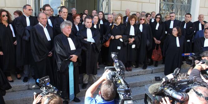 Des magistrats et avocats observent une minute de silence devant le tribunal d'Ajaccio, en hommage à Antoine Sollacaro, le 17 octobre.