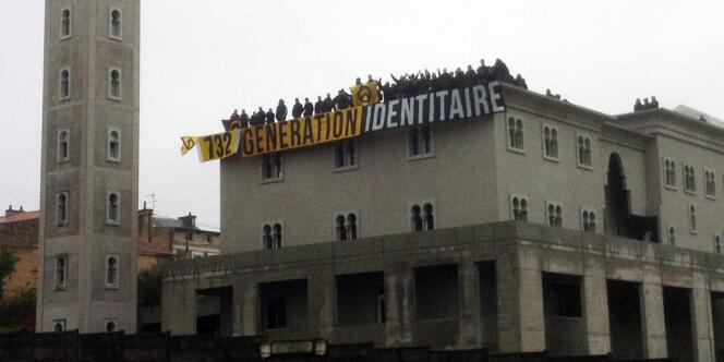 Un groupe de militants d'extrême droite a déployé une bannière sur le toit de la mosquée de Poitiers en chantier, samedi 20 octobre.