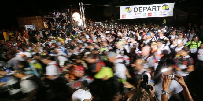 Les concurrents au départ de l'ultra-trail de La Réunion, le 18 octobre à Saint-Philippe.