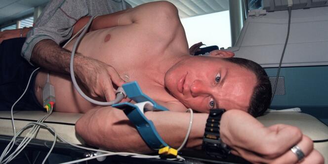 Lance Armstrong, lors d'une visite médicale le 30 juin 1995, à Saint Brieuc.