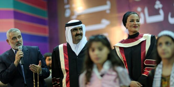 L'émir du Qatar et son épouse avec le chef du gouvernement du Hamas, Ismaël Haniyeh, le 23 octobre.