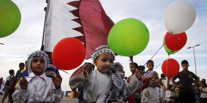 Des enfants palestiniens accueillent la visite de l'émir du Qatar dans la bande de Gaza, le 23 octobre.