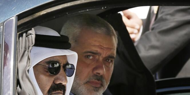 L'émir du Qatar, le cheikh Hamad Ben Khalifa Al-Thani, et le chef du gouvernement du Hamas, Ismaël Haniyeh, dans le sud de Gaza, mardi 23 octobre. 