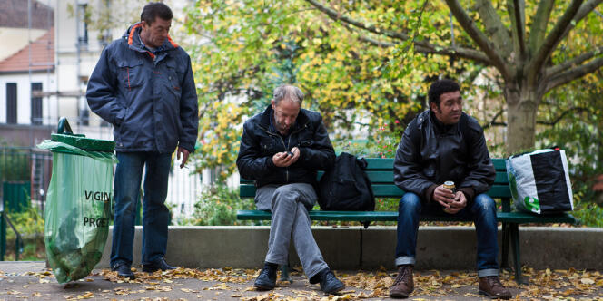 De gauche à droite : Jean-Marc, Eric et Thierry, trois personnes sans domicile fixe, dans un square du 13e arrondissement de Paris.