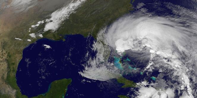 L'ouragan Sandy se dirige vers les côtes américaines après avoir frappé les Caraïbes.