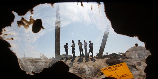 A Gaza, des Palestiniens constatent les dégâts après un raid aérien israélien le dimanche 28 octobre 2012.