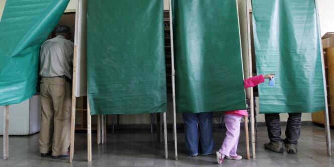 Dans un bureau de vote, à Valparaiso, le 28 octobre.