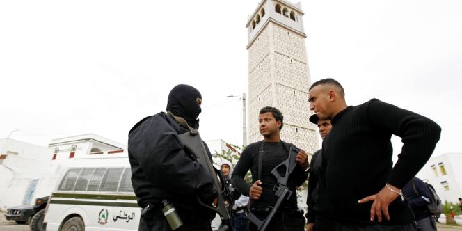 Des policiers devant la mosquée du quartier de Manouba, à Tunis, mercredi 31 octobre.