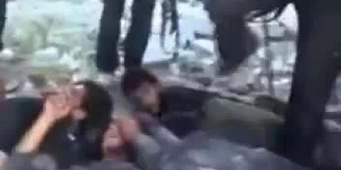 Capture d'écran de la vidéo mise en ligne par des rebelles syriens montrant l'exécution sommaire de militaires de l'armée de Bachar Al-Assad.