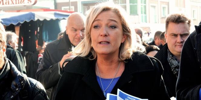 Marine Le Pen lors d'une distribution de tracts à Oignies (Pas-de-Calais), le 30 octobre.
