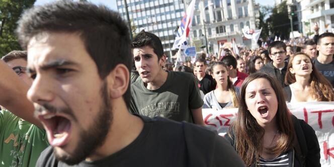Dans la manifestation organisée par le Front des travailleurs Pame, proche des communistes, à Athènes, le 6 novembre.